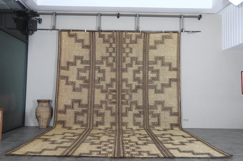Tuareg rug - Bold linear cross pattern in beige & brown - 11.7 ft X 16.8 ft