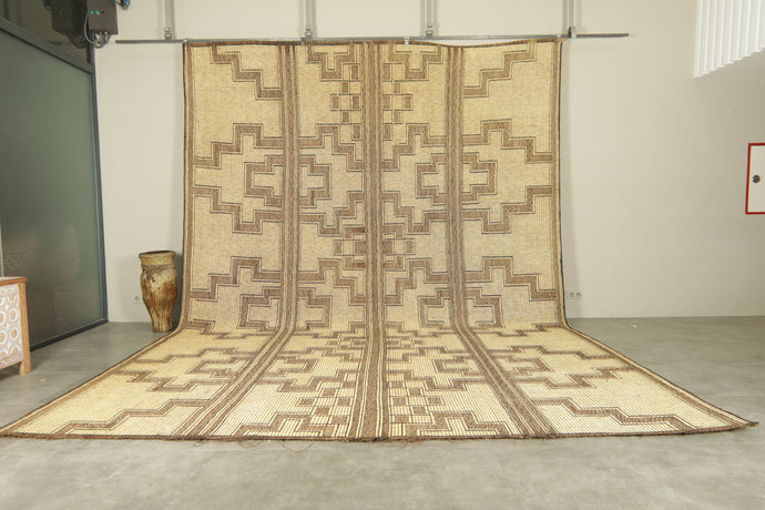 Tuareg rug - Bold linear cross pattern in beige & brown - 11.7 ft X 16.8 ft