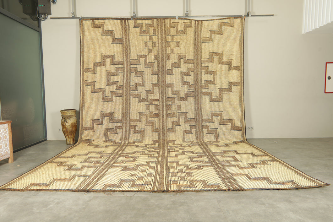 Tuareg rug - Bold linear cross pattern in beige & brown - 11.7 ft X 16.8 ft