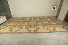 Tuareg rug - Bold linear cross pattern in beige & brown - 11.7 ft X 16.8 ft