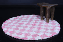 Round checkered rug – Pink and white handmade rug