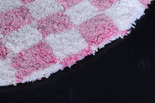 Round checkered rug – Pink and white handmade rug