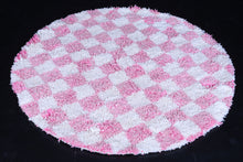 Round checkered rug – Pink and white handmade rug