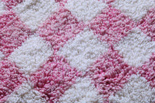 Round checkered rug – Pink and white handmade rug