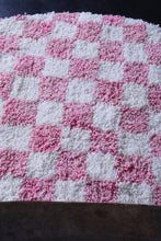 Round checkered rug – Pink and white handmade rug