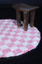 Round checkered rug – Pink and white handmade rug