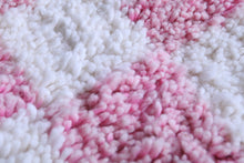 Round checkered rug – Pink and white handmade rug