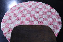 Round checkered rug – Pink and white handmade rug