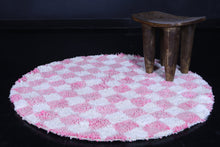 Round checkered rug – Pink and white handmade rug
